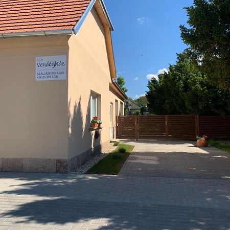 Ica Vendeghaz Lägenhet Sutto Exteriör bild