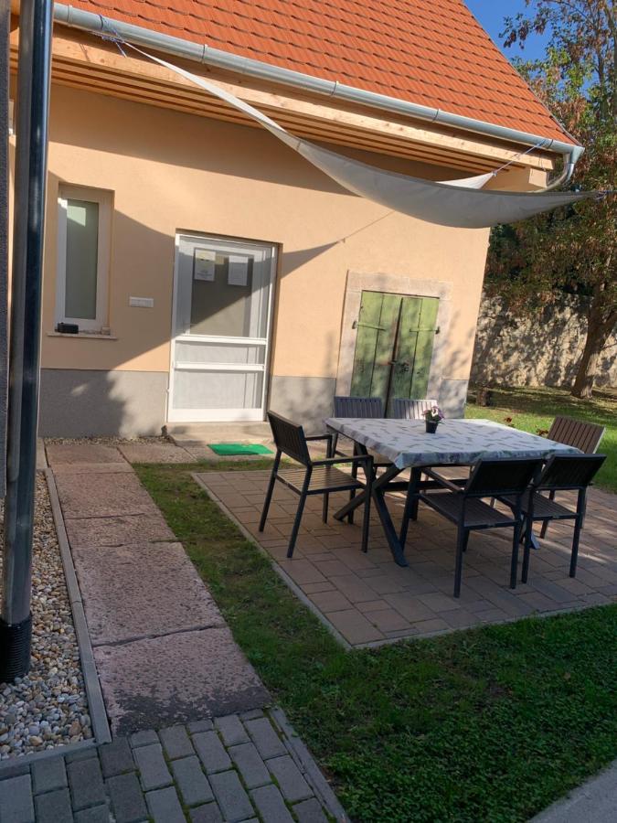 Ica Vendeghaz Lägenhet Sutto Exteriör bild